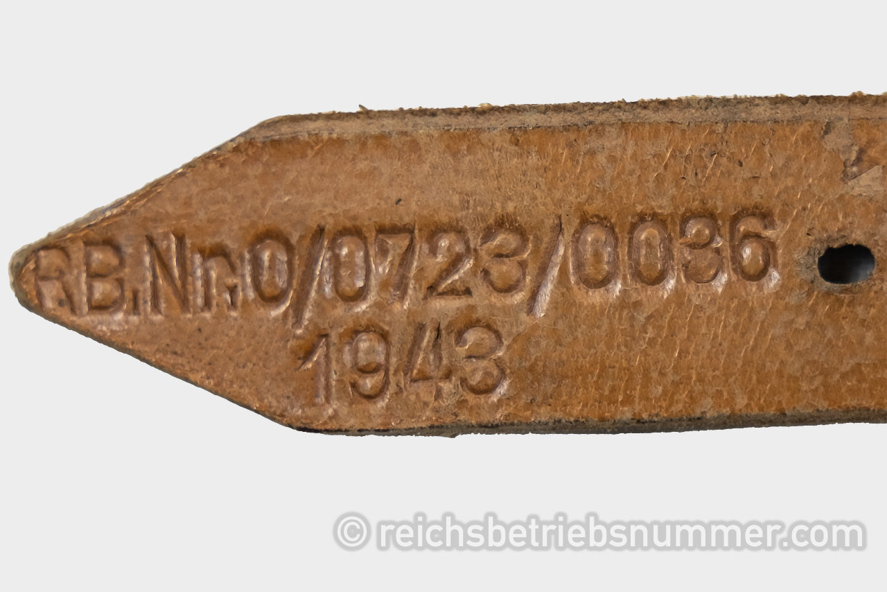 Mantelriemen mit als Herstellermarkierung aufgebrachter Reichsbetriebsnummer 0/0723/0036 aus dem Jahr 1943