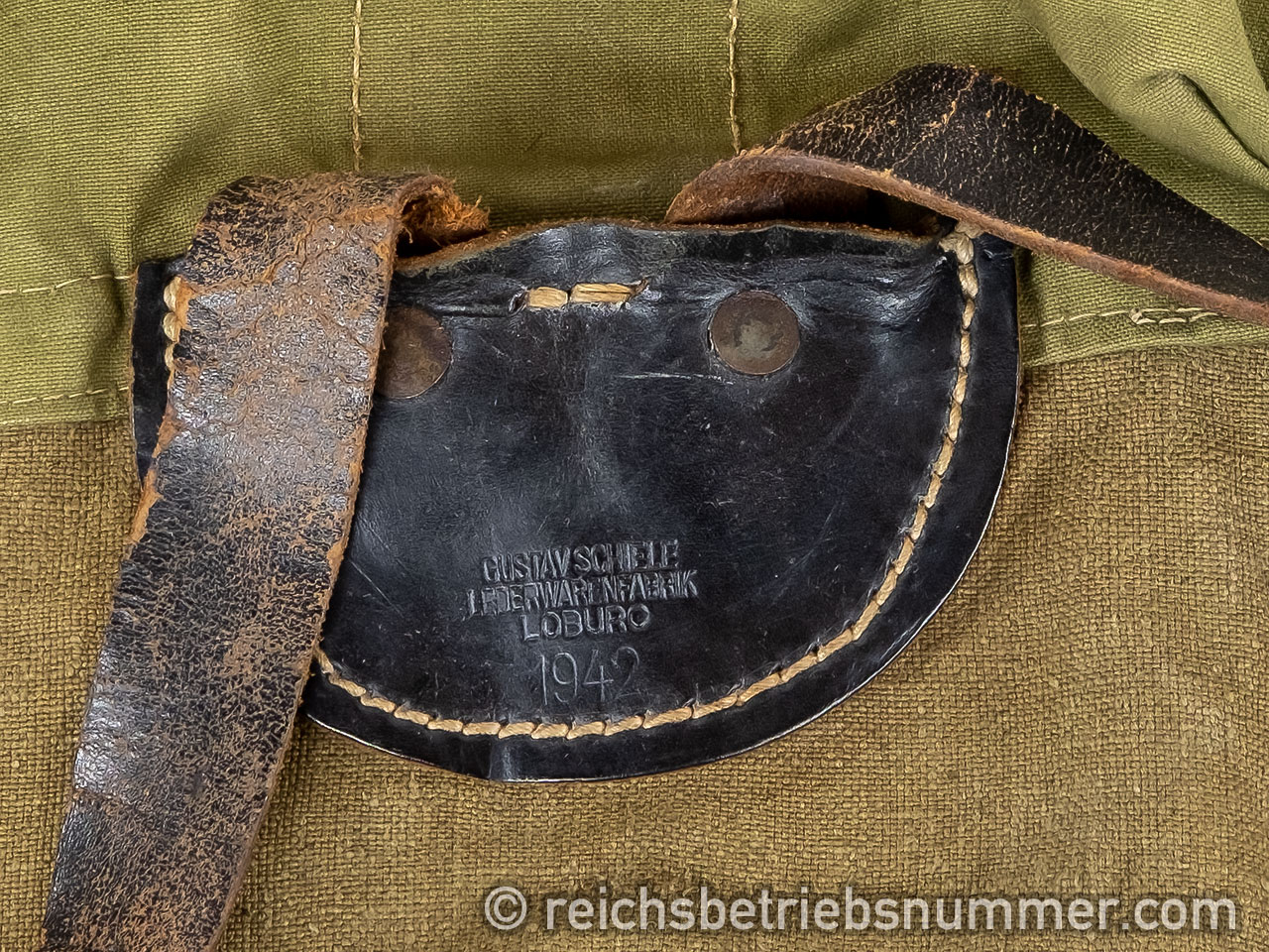 Artillerie-Rucksack mit Herstellermarkierung der Lederwarenfabrik Gustav Schiele aus Loburg